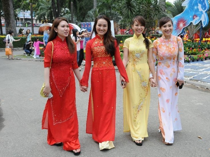Vietnamese girls to celebrate Lunal New Year