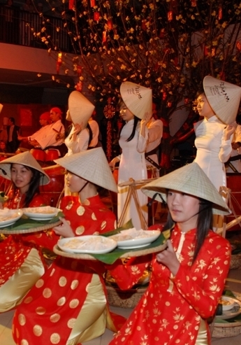 Celebrate Tet-Vietnamese-Holiday with beautiufl Vietnames women